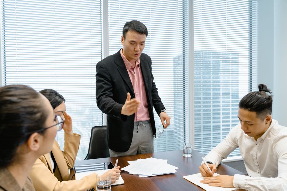 회의실에서 프레젠테이션 자료를 검토하는 직장인들